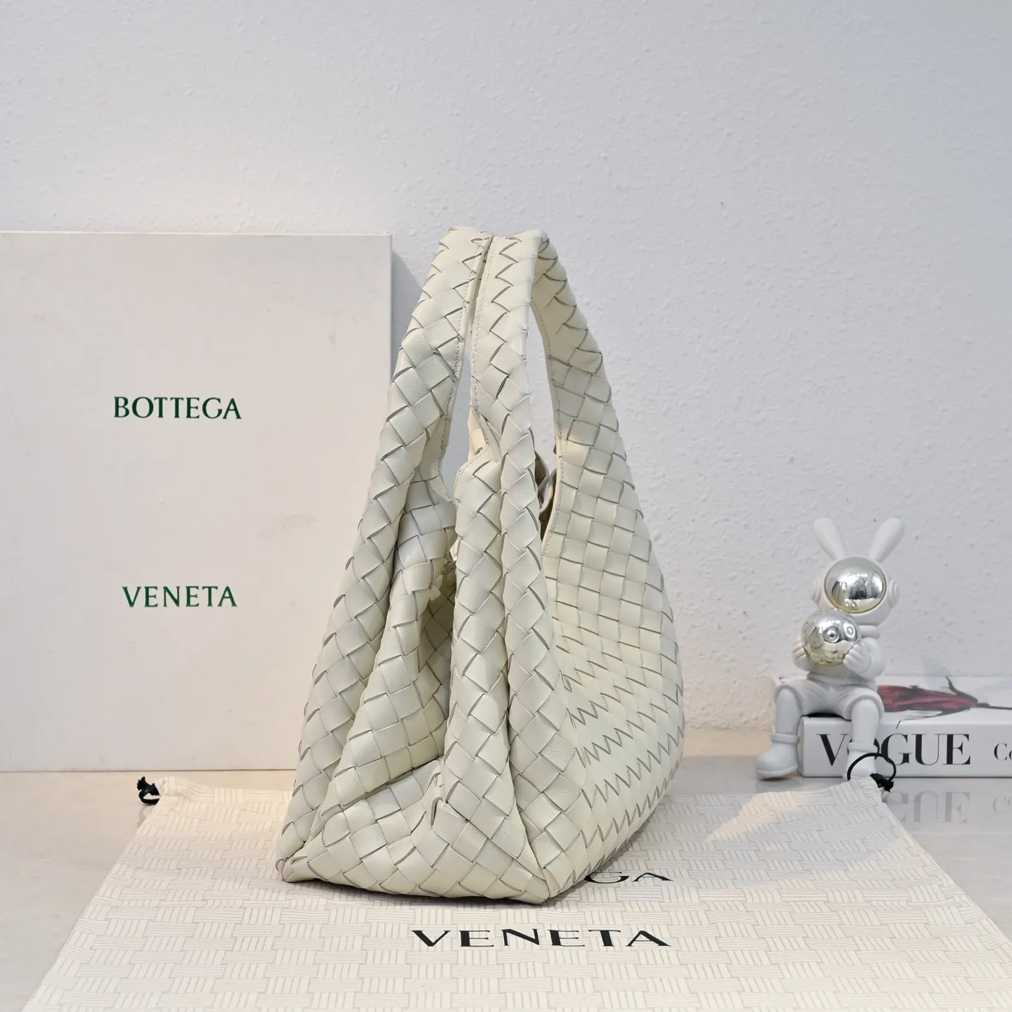 Batch 2160 new products are coming! BOTTEGA VENETA Bottega Veneta's 2025 new Campana shoulder bag is on the market~ First of all, I would like to praise the weight of this bag. As a not too small bag, it is very light for daily use. For people like me who need to carry a lot of belongings when going out, this advantage is great, and it greatly reduces the burden of traveling. 🛍️The shape is a bit like a combination of parachute and jodie. The blunt triangle shape is cute and honest. Carrying it on your back when going shopping is a good mood accelerator. The handles and body of the bag are both classic weaves. A tie is added to the original open design. If it is not tied up, the bag will look like a small vegetable basket when carried. Style number: 4249 Size: 33*20*16.5cm